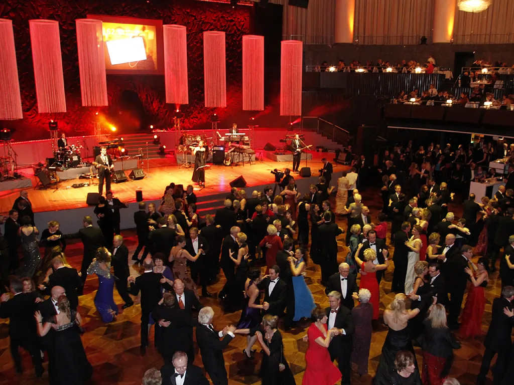 Festliche Menschen beim Landespresseball bei Glory Nights.
